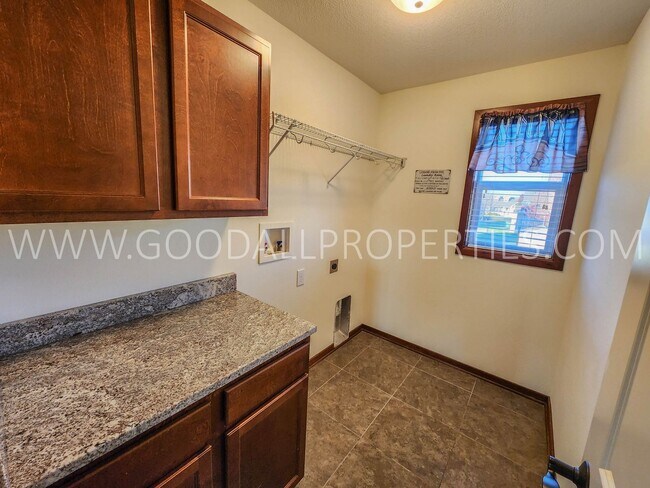 Building Photo - 4 bedroom home a block east of Centennial ...