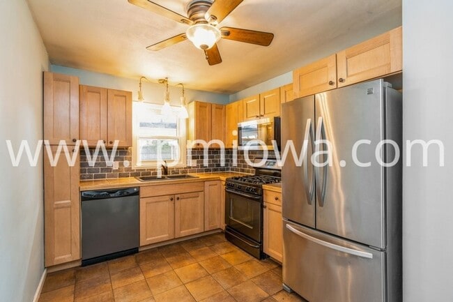 Building Photo - UPTOWN ANKENY!! 3 Bedroom, 2 Bath Home in Ankeny