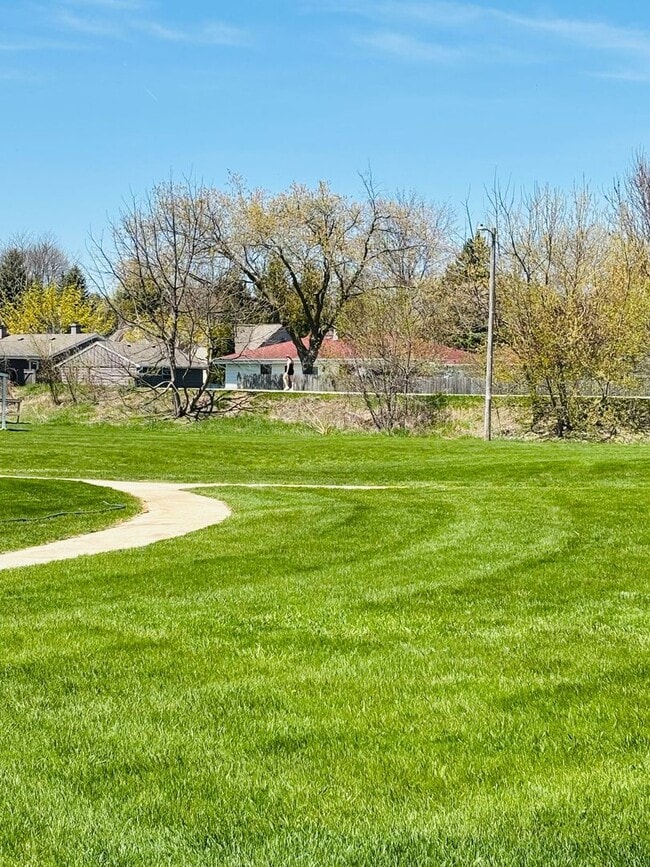 Foto del edificio - 3 Bedroom 2 and  1/2 Bath Townhome