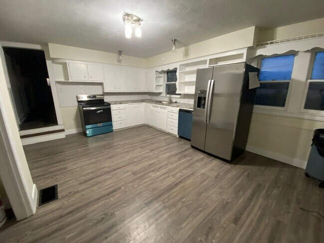 Building Photo - 3 bedroom/1.5 bathroom house