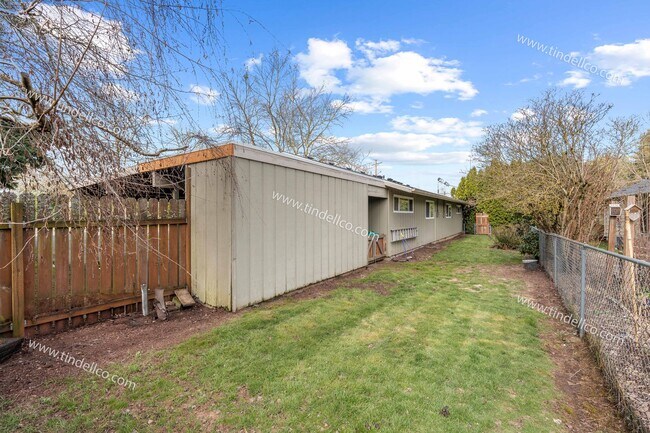 Building Photo - Cozy 2-Bedroom Duplex with Water/Sewer/Garbage & Lawncare  Included!