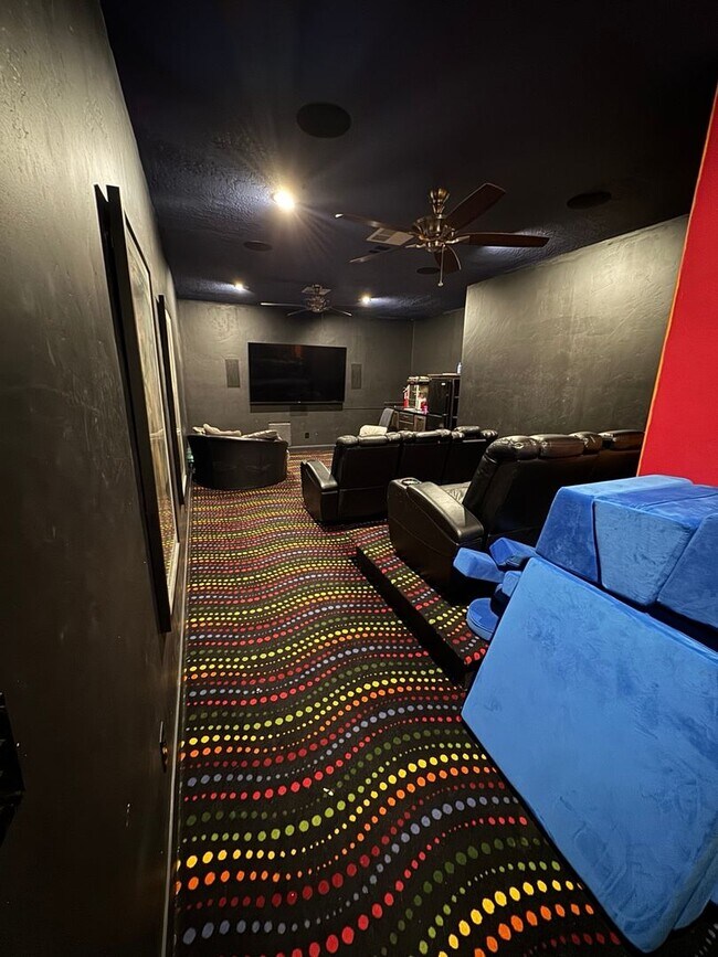 Foto del edificio - 6 Bed/4 Bath Home with Walkout Basement and Extra Storage! Fully Fenced!