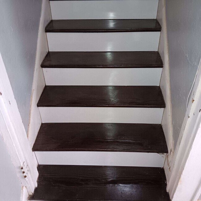 Hard wood floors - 670 Waldo St SE