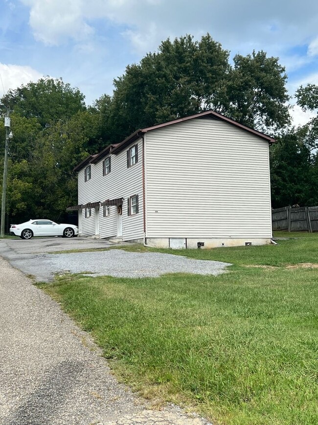 Building Photo - Hillbilly Private Drive