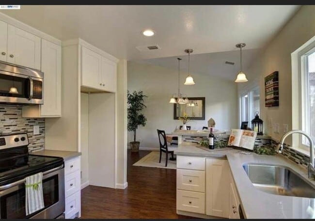 Building Photo - 2118 Alexander Way