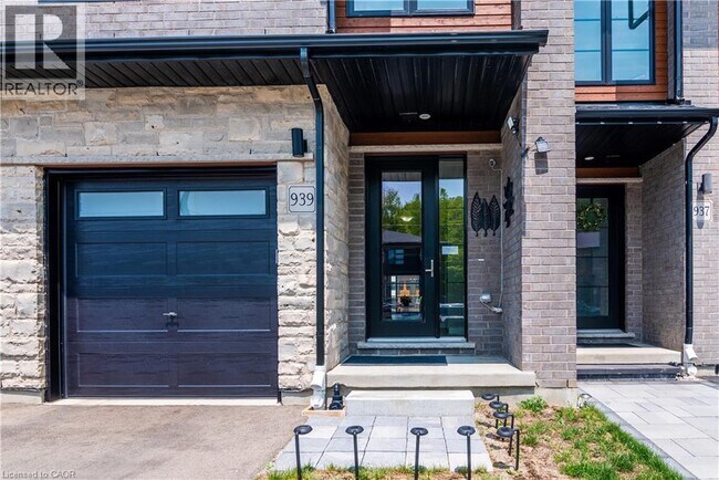 Building Photo - 939 Robert Ferrie Dr