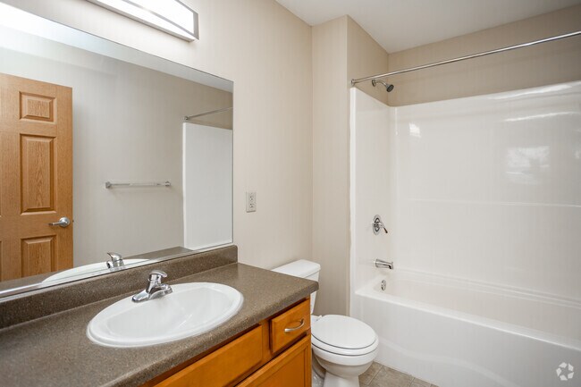 2BR, 2BA - 1,300SF - Deer Lakes Apartments