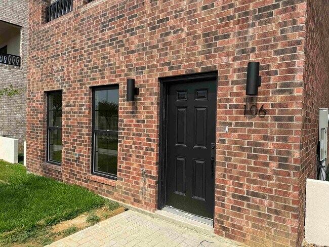 Building Photo - 210 Veracruz Dr