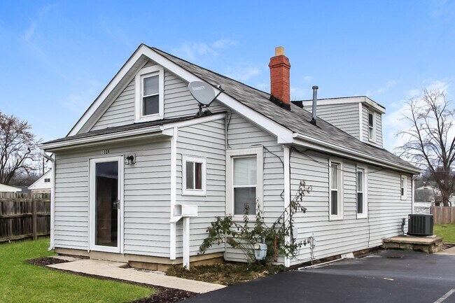 Building Photo - 1028 Midland Ave