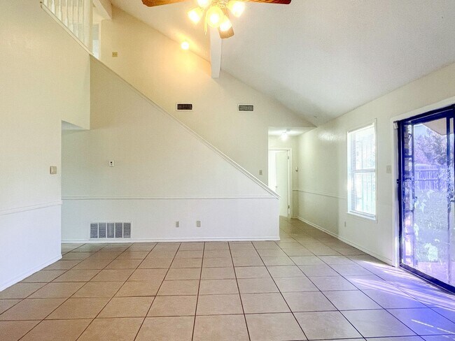 Foto del edificio - Available NOW!!!! This charming 2 story, 3...