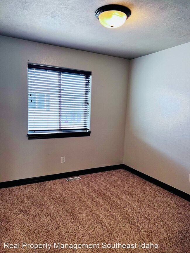 Building Photo - 3 br, 1.5 bath House - 554 Sunflower