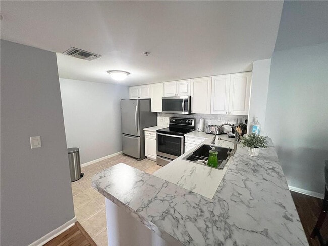 Building Photo - 520 SE 5 Ave