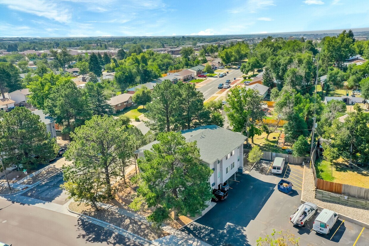 Foto principal - Updated 1 Bed/1 Bath Apartments in Central Colorado Springs – Near Palmer Park!