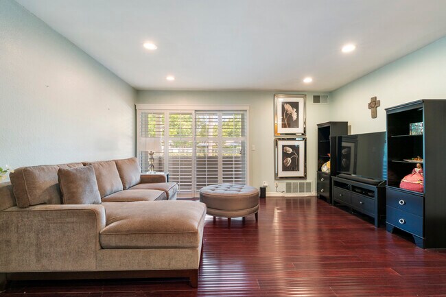 Building Photo - 3863 Thorncroft Ln