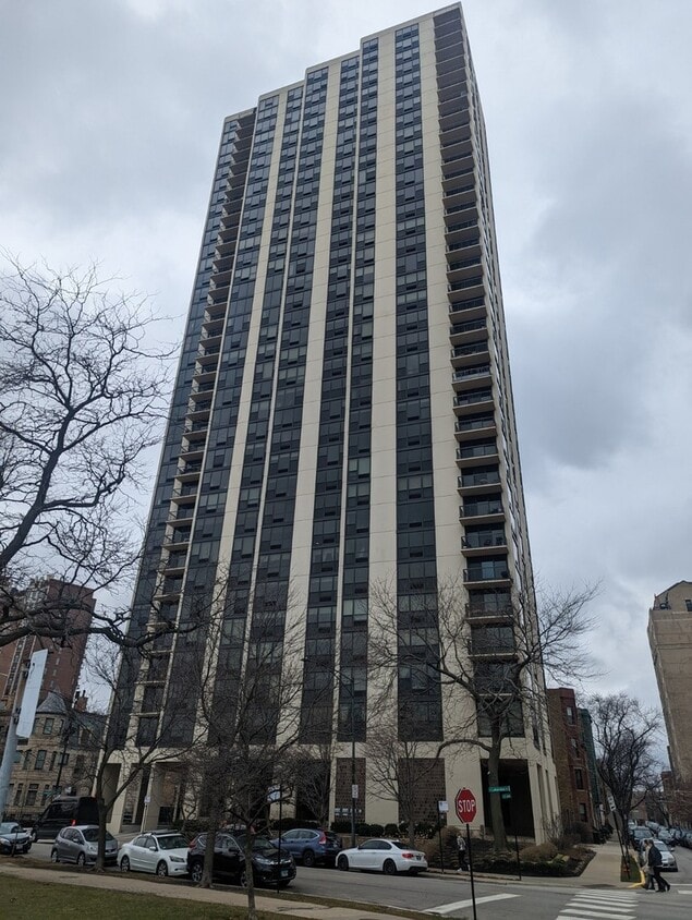 Primary Photo - 2500 N Lakeview Ave