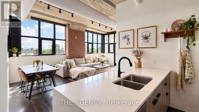 Photo du bâtiment - 120 Huron St