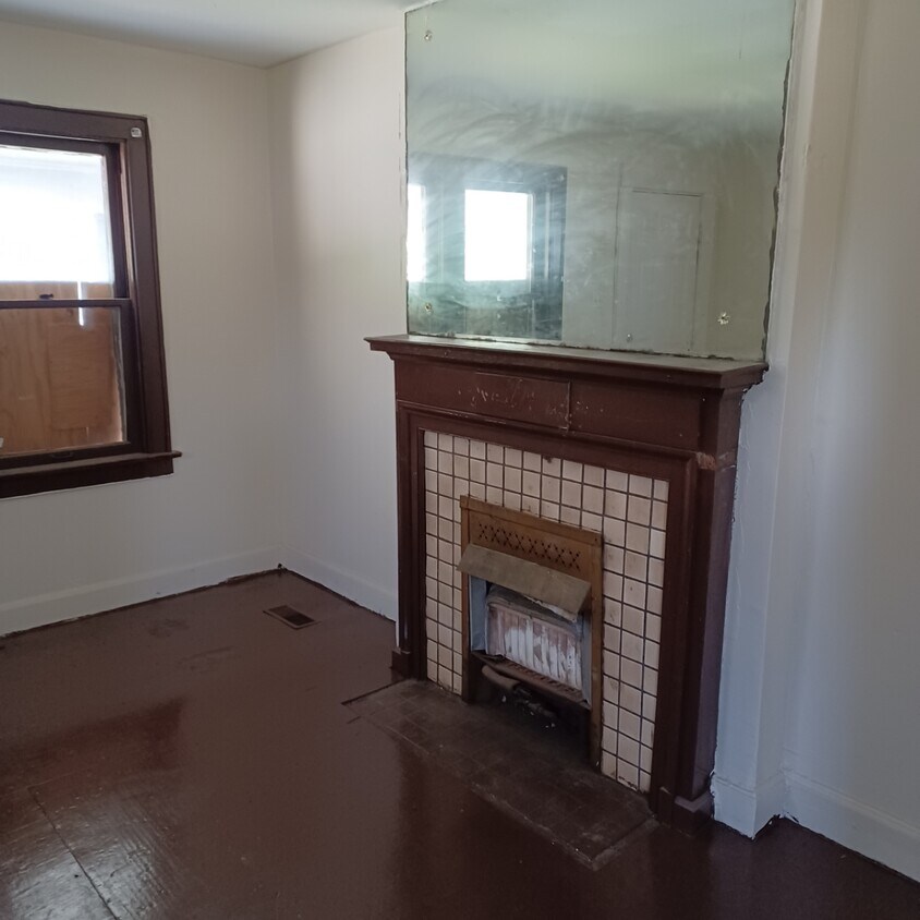 Primary Photo - 1077 E 21st Ave