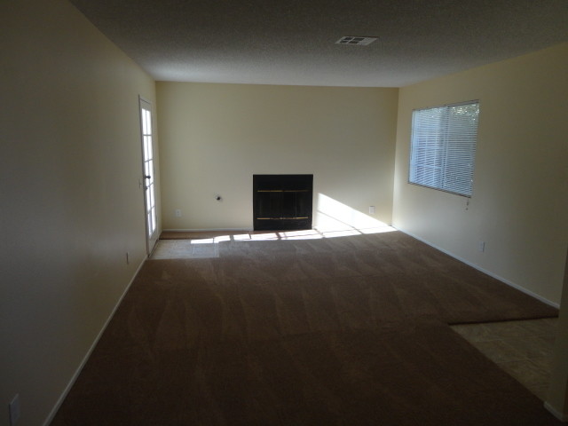 Building Photo - Spacious 3/2 4-Plex Condo Palmdale