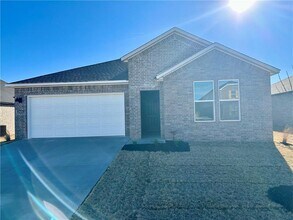 Building Photo - 2421 Longfellow Dr