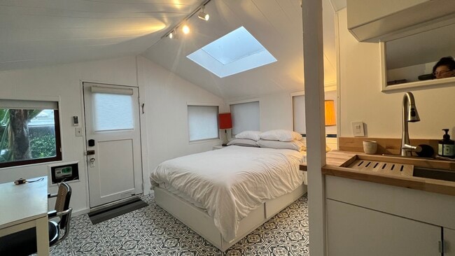 DORMITORIO - 880 Commonwealth Ave