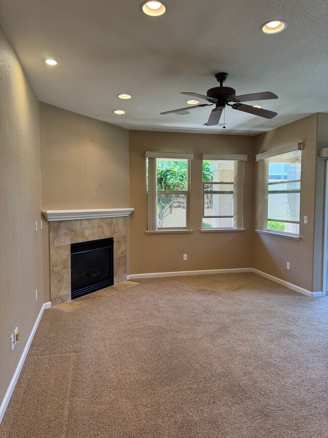 Foto del edificio - Nice Home Located in 55 and Over Community!