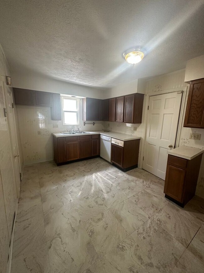Building Photo - SECTION 8 ONLY!