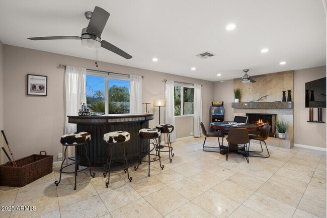 Building Photo - 6419 E Cambridge Ave