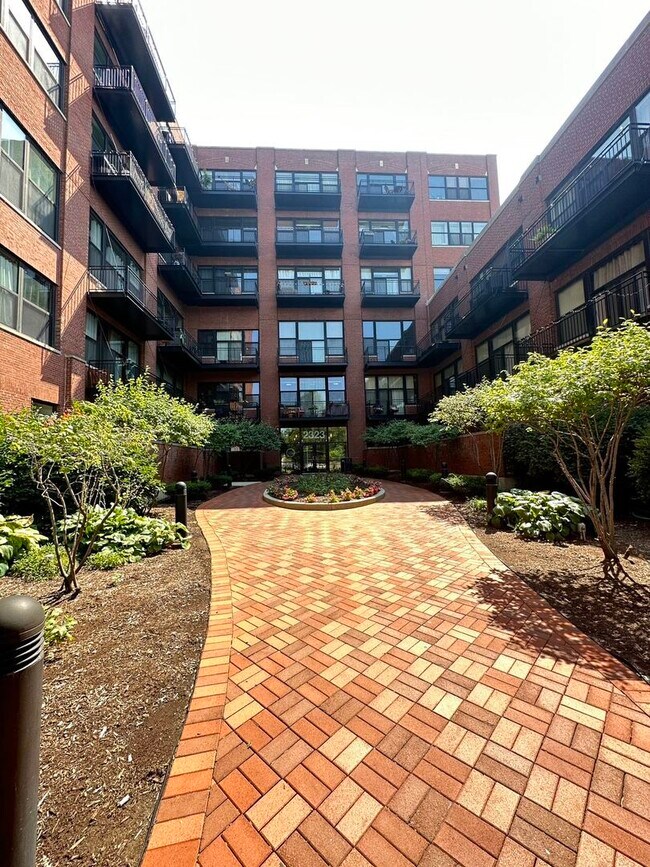 Foto del edificio - 2323 W Pershing Rd