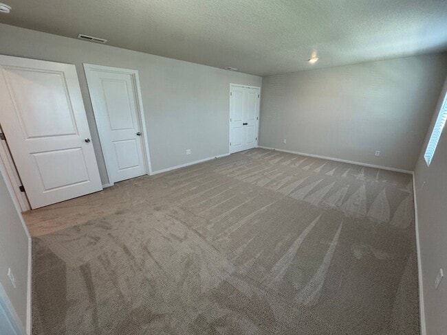 Building Photo - 5 bedroom House in Northeast Salem!