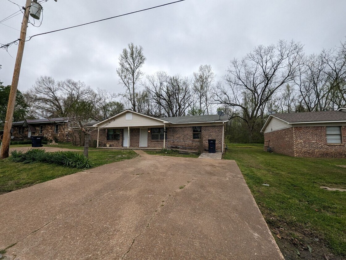 Primary Photo - 370/380 Broadwater Duplex
