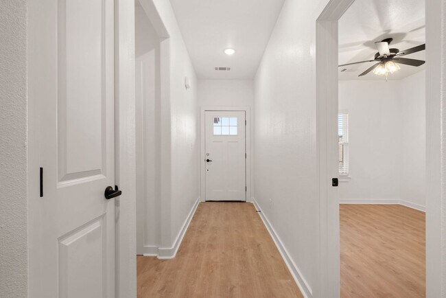 Building Photo - 8700 Cantera Dr