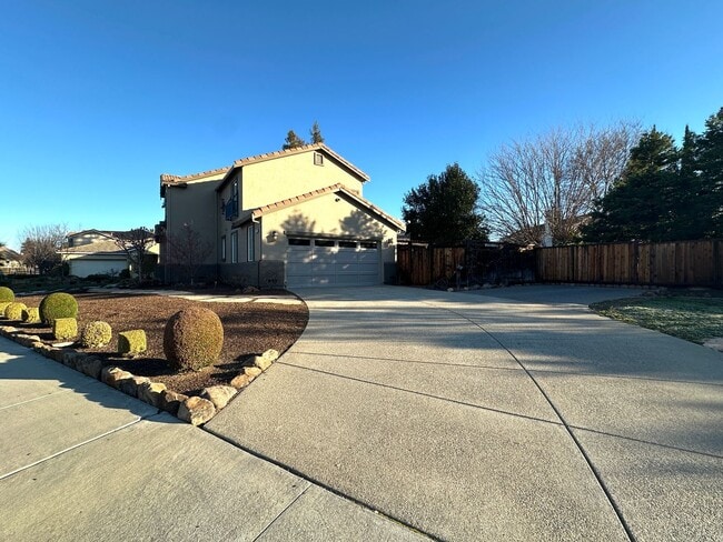 Building Photo - !!!!PENDING!!! 3 Bedroom Plus Loft - Back ...