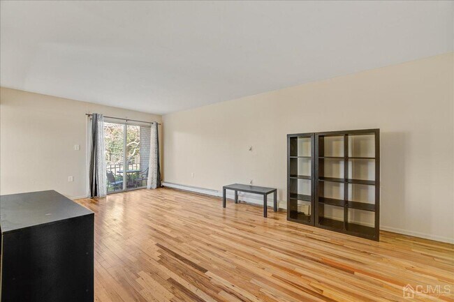 Building Photo - 415 Cranbury Rd