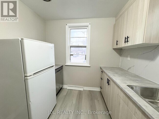 Building Photo - 229 Crestwood Rd