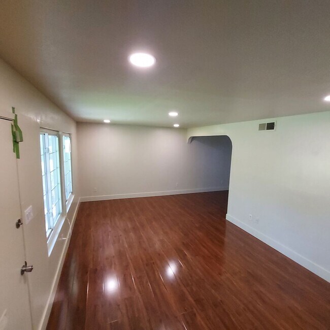 Foto del edificio - Nice 3 bedroom condo near CSUS.  Available for move in this month.