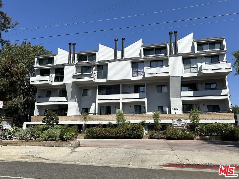 Foto principal - 13331 Moorpark St