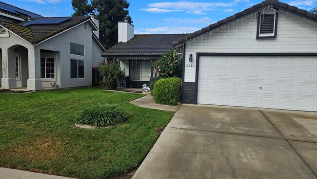 Foto del edificio - Three Bedroom Two Bath home, Available now...