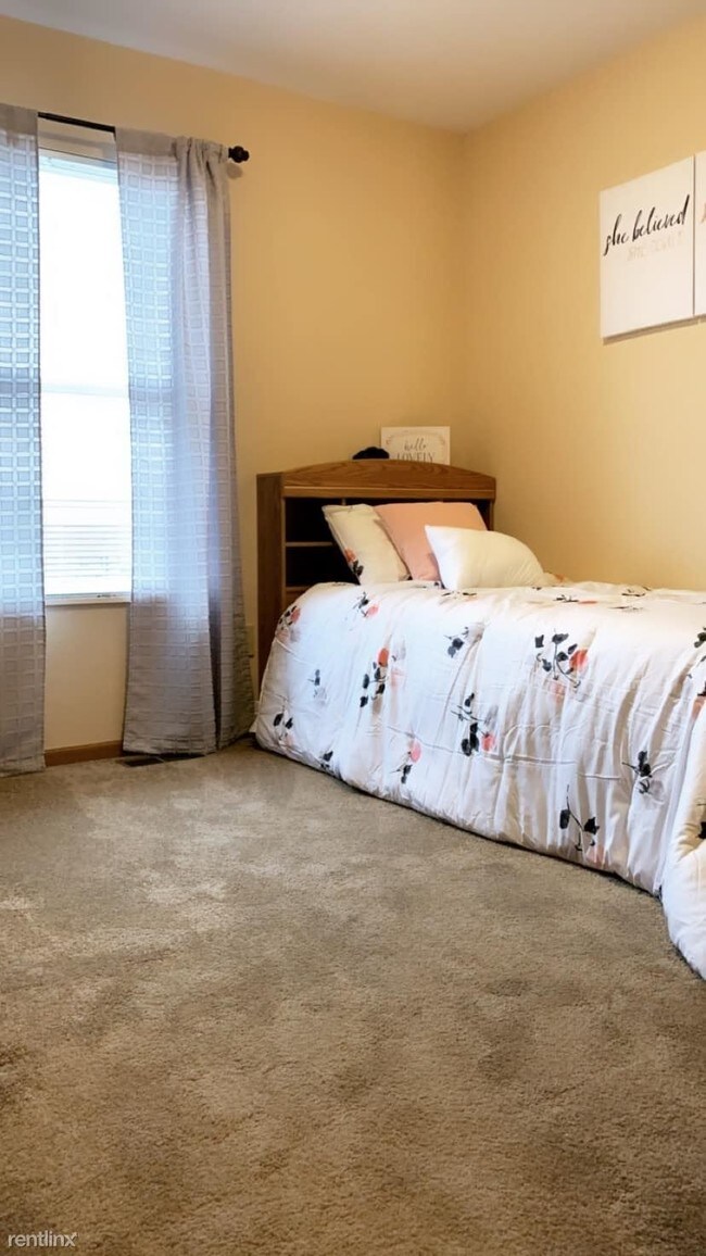 Building Photo - 2 br, 1.5 bath House - 3924 S Chalet Cir