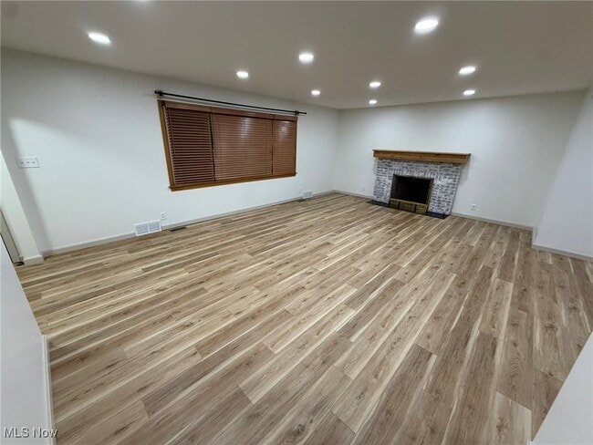 Building Photo - 230 E 21st St