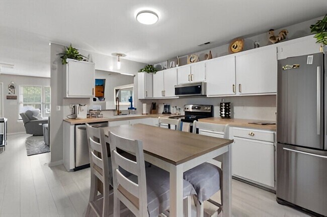 Foto del edificio - Charming Townhome with Fenced Backyard