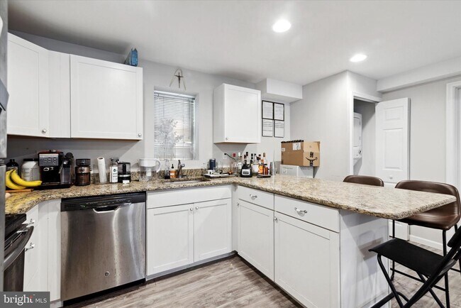Building Photo - 619 E Hector St