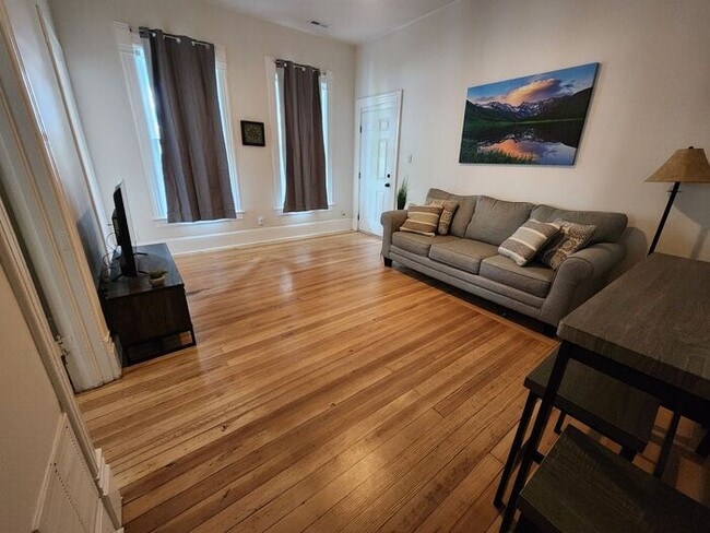 Building Photo - 1 Bed 1 Bath right in Old Colorado City