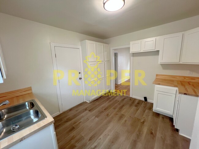 Building Photo - 3 bedrooms 2 bathrooms house for rent