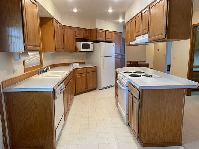 Building Photo - Well maintained duplex in the heart of Qui...