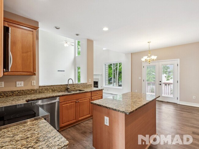 Building Photo - Large 5 Bedroom Fully Renovated Single Fam...
