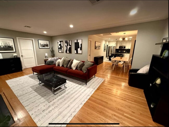 Foto del edificio - 404 S Beachwood Dr