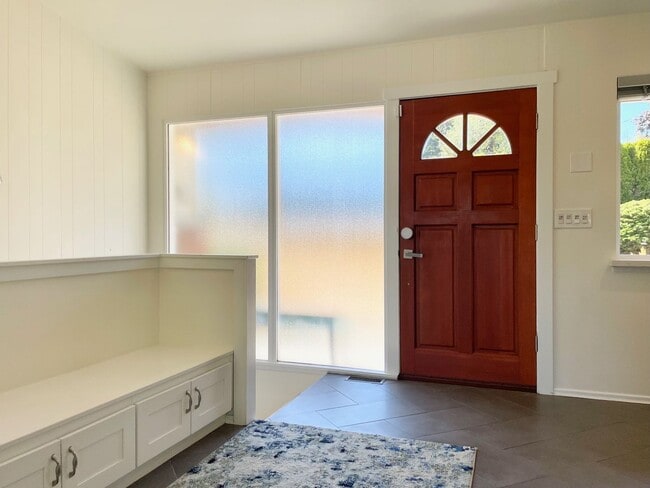 Building Photo - Beautifully Remodeled 5 Bed 2.75 Bath Home in Eastgate