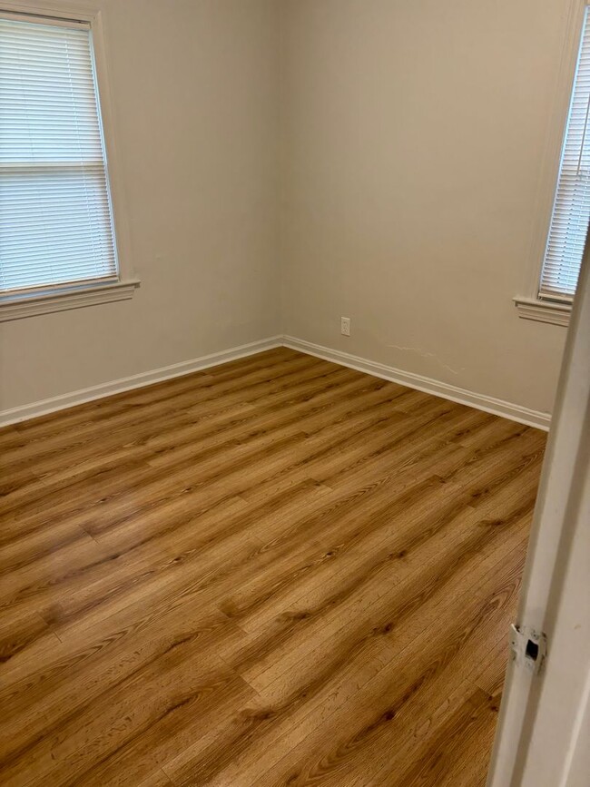 Building Photo - New remodeled rental home in Louisville KY