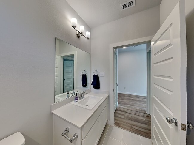 Foto del edificio - LIKE NEW HOME BUILT IN 2024 IN HIGHLY SOUGHT AFTER MADERO ADDITION IN HASLET