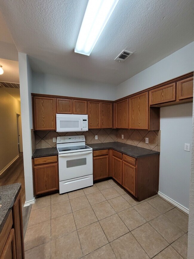 Building Photo - MOVE IN READY!!!!  DUPLEX IN BURLESON 2/2/1